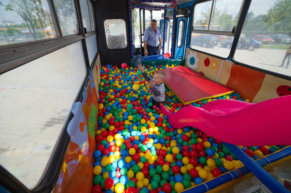 Autobus zamieniony w salę zabaw