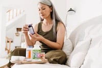 Witamina D może chronić przed demencją. Te suplementy są kluczowe dla zdrowia po 50-tce