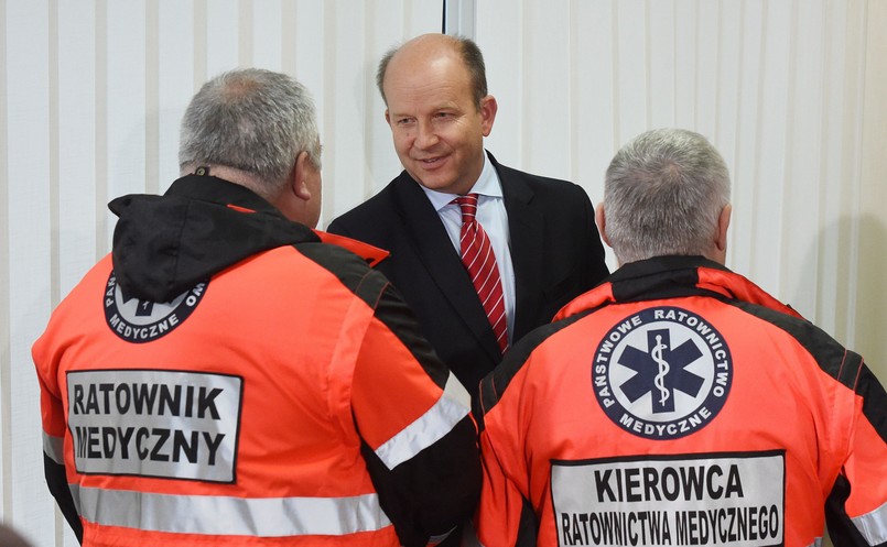 Minister zdrowia Konstanty Radziwiłł rozmawia z ratownikami medycznymi