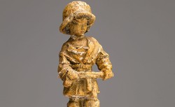 Oryginał rzeźby "Mały Powstaniec" Jerzego Jarnuszkiewicza wystawiony na aukcję