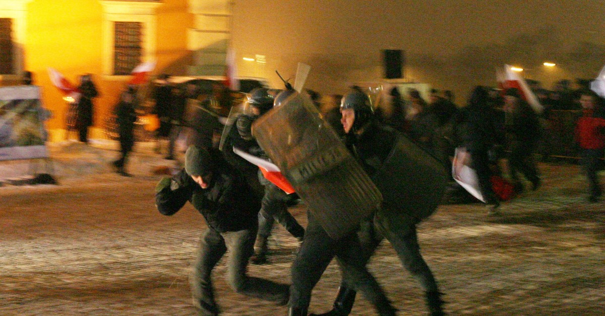 Stan wojenny pamiętamy! Zobacz walki uliczne z ZOMO - Dziennik.pl