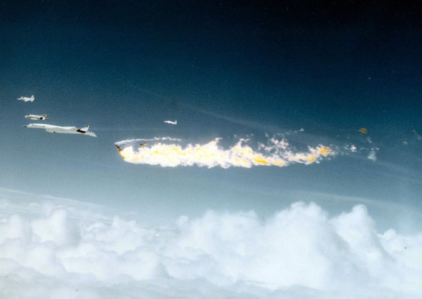 Płonący Starfighter po zderzeniu z AV2. Uszkodzony XB-70 po kilkunastu sekundach przechylił się na prawą stronę i wpadł w niekontrolowany odwrócony korkociąg. White zdołał ewakuować się w kapsule ratunkowej, ale Cross zginął w szczątkach bombowca. Do chwili wypadku AV2 wykonał 46 lotów w łącznym czasie 92 godz. 22 min.