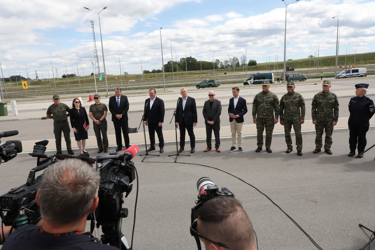 Minister spraw wewnętrznych i administracji Tomasz Siemoniak i minister spraw wewnętrznych Litwy Vladislav Kondratowicz na konferencji prasowej w trakcie wizyty na granicy polsko-litewskiej w Budzisku