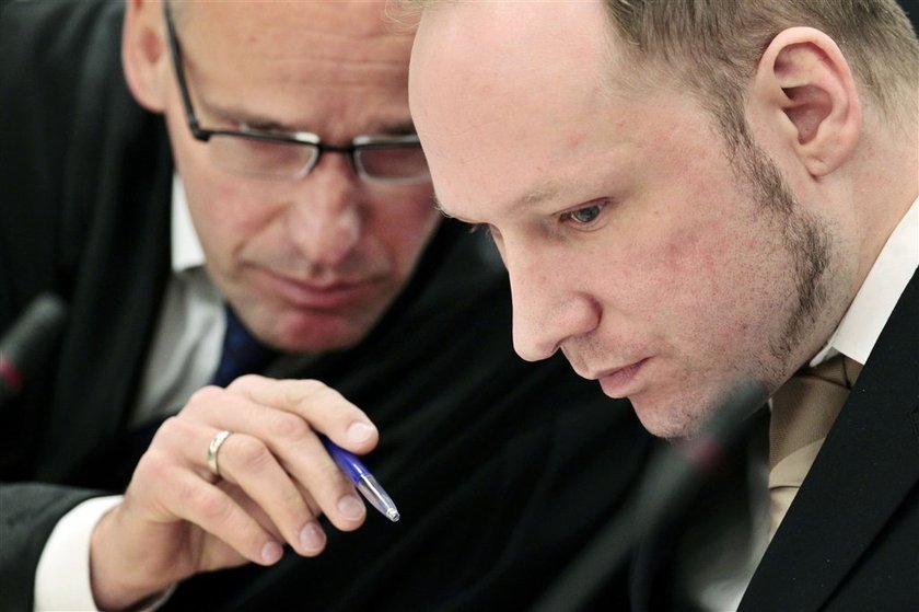 Breivik przed sądem pokazuje pięść 