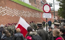 Znak zakazu "kupczenia wiarą i akwizycji przekazu partii" pojawił się na Wawelu. Policja: Sprawcy grozi ograniczenie wolności [ZDJĘCIA]