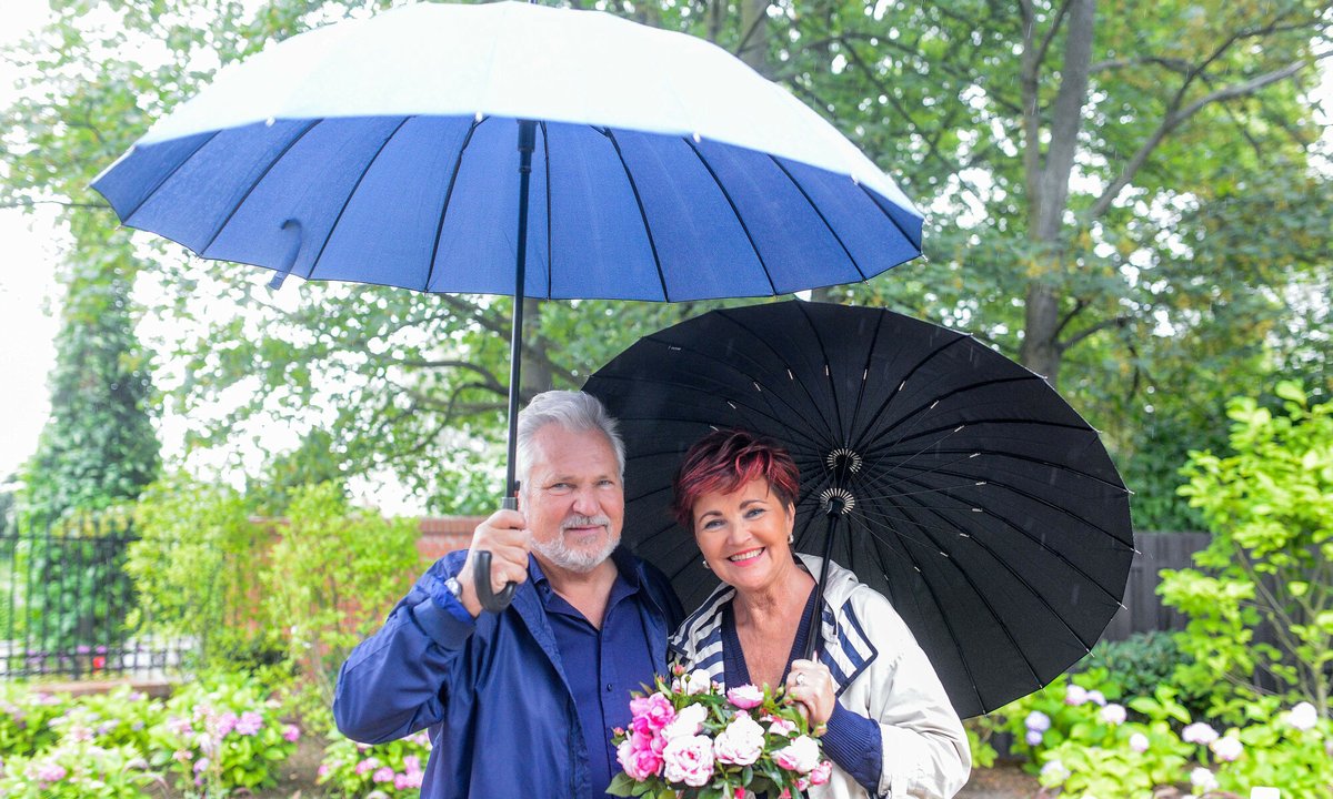 Tak mieszkają Jolanta i Aleksander Kwaśniewscy. Willa tonie w morzu zieleni i te widoki!