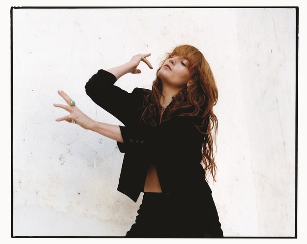 Florence Welch wychodzi poza spiralę chaosu