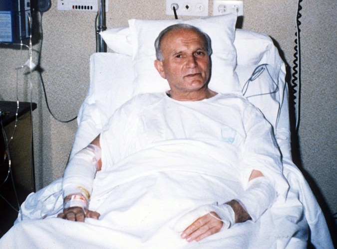 Czerwiec 1981: ranny po zamachu Jan Paweł II, sfotografowany w szpitalu