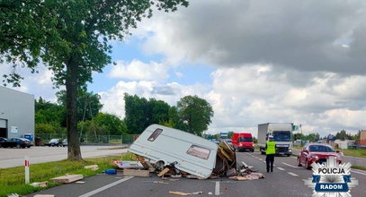 Niebezpieczna sytuacja. Przyczepa kempingowa nagle wylądowała na drodze