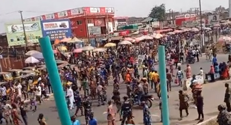 Chaos in Ibadan as residents protest over naira and fuel crisis. 