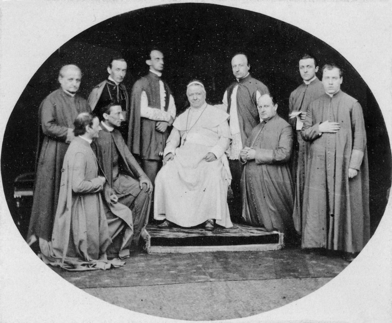 Papież Pius IX otoczony duchownymi