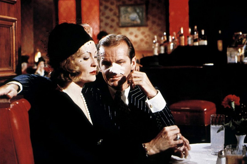 Faye Dunaway jako Evelyn Cross Mulwray i Jack Nicholson jako J. J. 'Jake' Gittes w filmie "Chinatown"