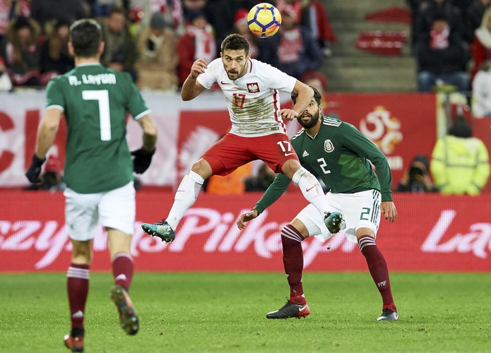 Maciej Makuszewski (C) oraz Nestor Araujo (P) i Miguel Layun (L)