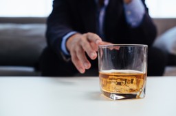 Jak lekarze rozpoznają ukryty alkoholizm? Cztery pytania, które otwierają całą diagnozę