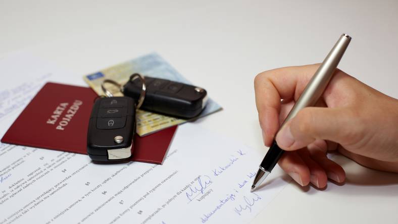 „Przeterminowana” umowa podczas rejestracji pojazdu ma wiązać się z karą: 1000 zł