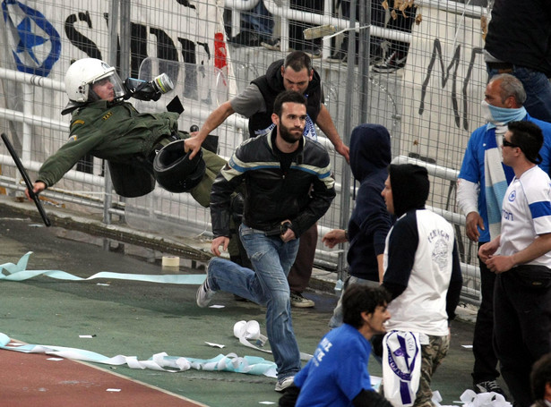 Wojna kibiców z policją podczas finału Pucharu Grecji. Zobacz wideo