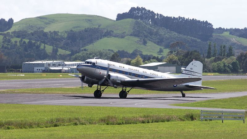 Odnowiony DC-3 podjeżdża na pas startowy na lotnisku Ardmore w Nowej Zelandii