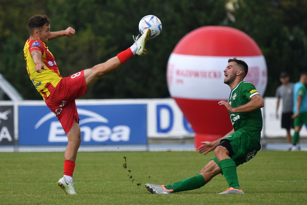 Piłkarz Radomiaka Radom Dariusz Pawłowski (P) i Dalibor Takac (L) z Korony Kielce podczas meczu Ekstraklasy