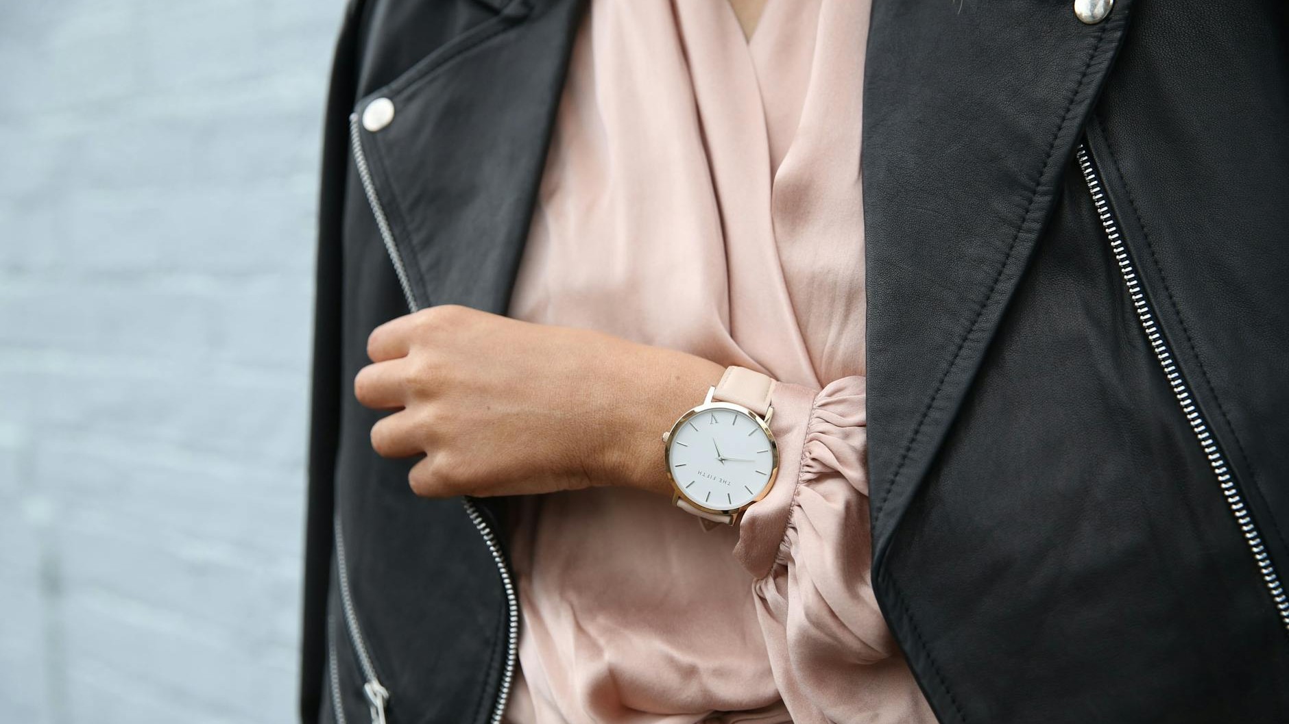 Kedysi som nosila jedny hodinky ku všetkému. Dnes viem, že správny model dokáže zmeniť celý outfit
