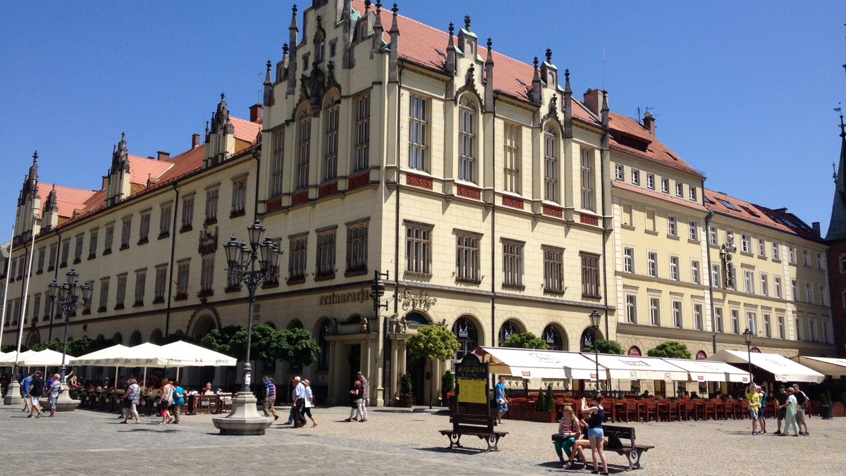 Już jutro w sali sesyjnej rady miejskiej Wrocławia odbędzie się dyskusja na temat zwiększenia roli i znaczenia rad osiedli. Przypomnijmy, radni PiS chcą, by od przyszłego roku rady osiedla otrzymywały na inwestycje jeden procent miejskiego budżetu, czyli około 40 mln zł. Projekt uchwały w tej sprawie trafił już do biura rady. Początek spotkania o godz. 17.30.