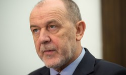 Zniszczone biuro poselskie PiS. Strzelano do okna z plakatem Dudy?