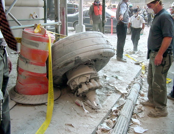 Koło samolotu, który uderzył w jedną z wież WTC