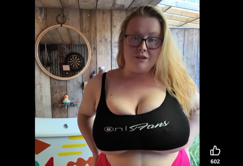 Devojka sa velikim grudima