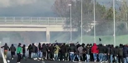 Dantejskie sceny na autostradzie. Kilkuset kiboli obrzucało się petardami, potem poszły w ruch pałki i noże [WIDEO]