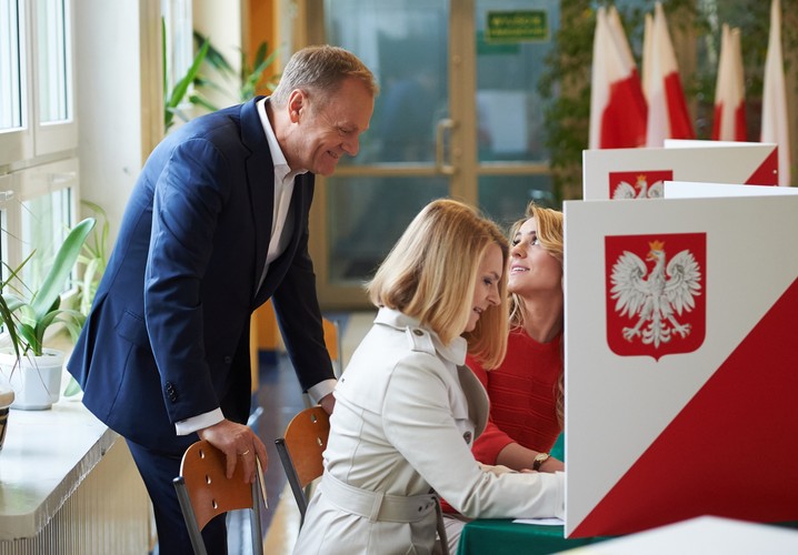 Przewodniczący Rady Europejskiej - Donald Tusk (L) z córką Katarzyną (P) i żoną Małgorzatą (C) głosują w pierwszej turze wyborów prezydenckich w lokalu wyborczym w Sopocie
