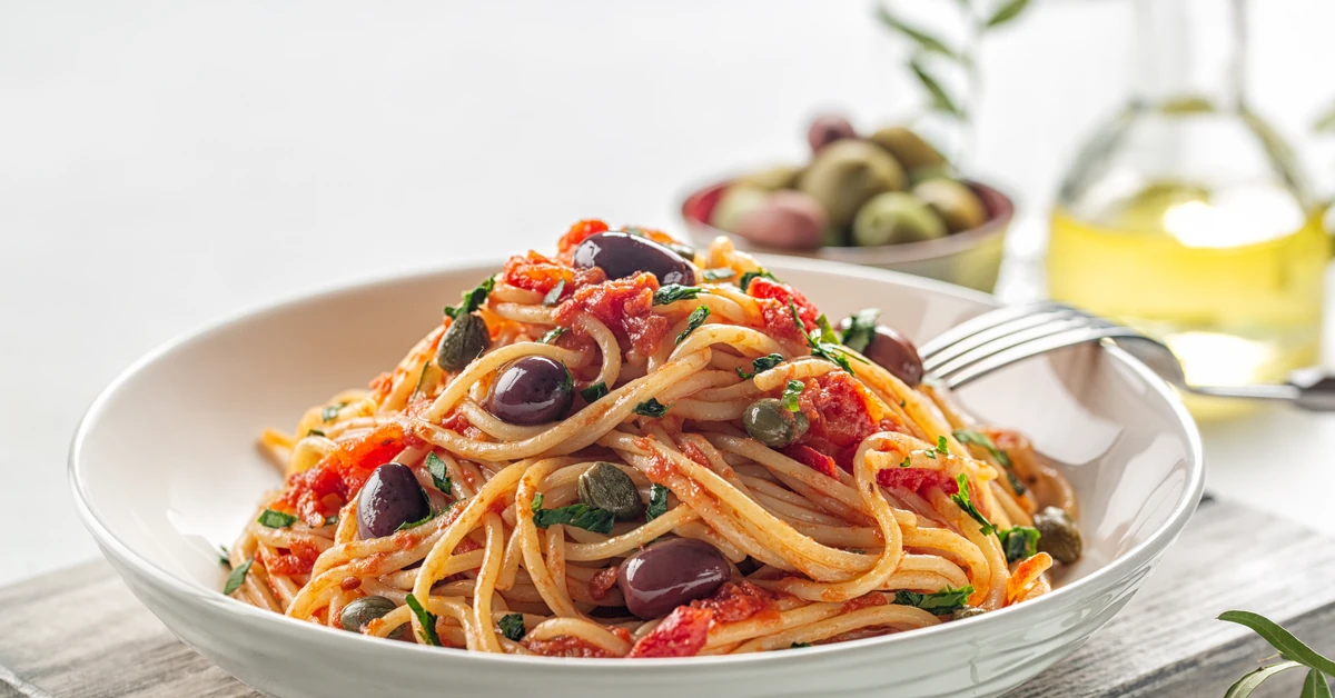 Pyszny obiad na piątek. Podajemy przepis, Ty gotujesz. "Niegrzeczne" spaghetti z tuńczykiem