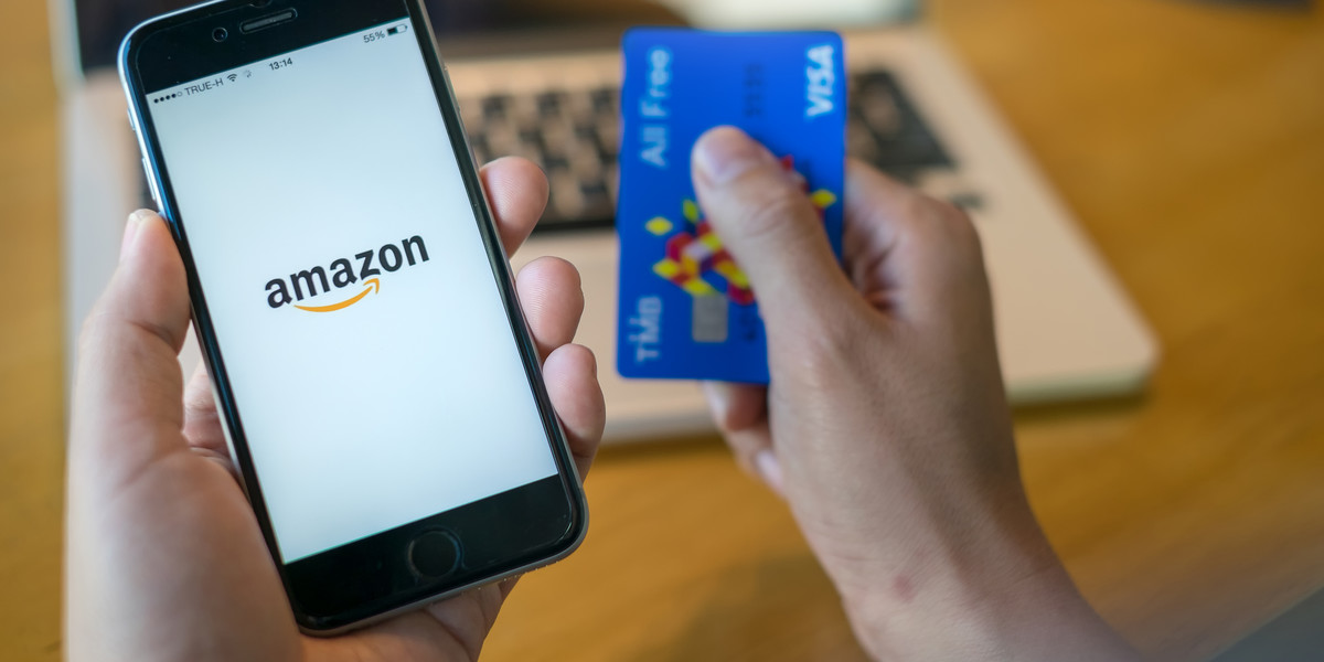 Brytyjskie media: Amazon sprzedaje napisane przez AI książki z kłamstwami o zdrowiu króla