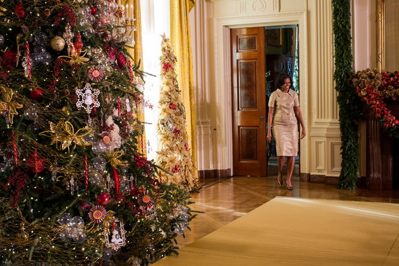 Świąteczne dekoracje w Białym Domu w 2012 r. (na zdjęciu: Michelle Obama)