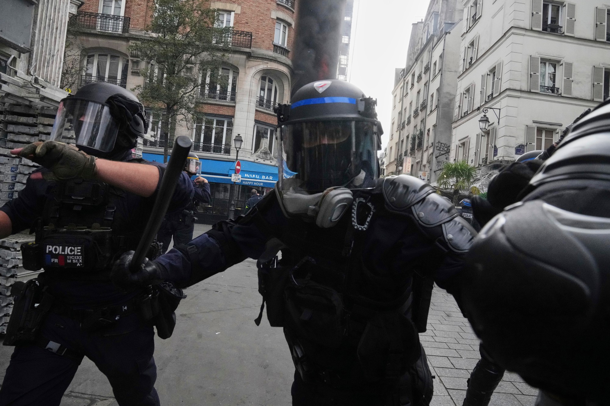 Protesty vo Francúzsku sprevádzali potýčky, požiare aj útoky na bezpečnostné zložky.