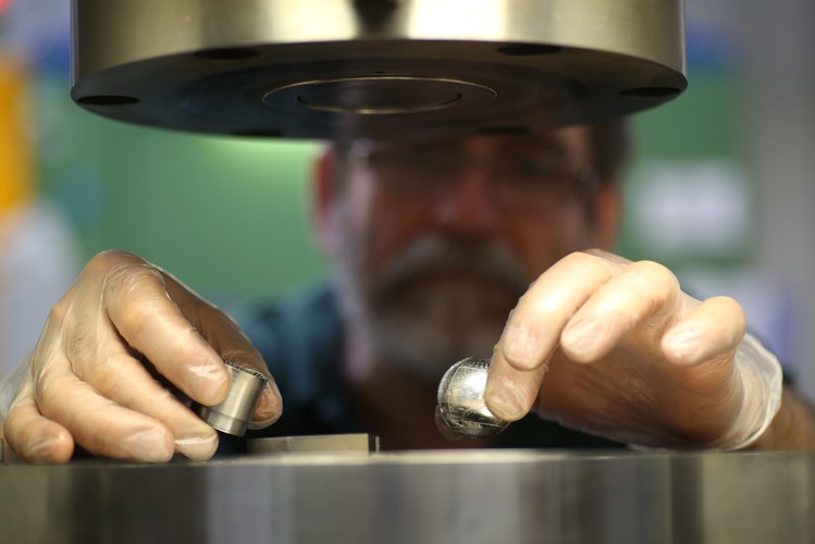 Kolejne zadanie to zaprojektowanie specjalnych narzędzi składających się z sześciu elementów wyposażonych w stemple, odwzorowujące wizerunek mapy na krążkach i formujące półfabrykat w kształcie kuli.

<br><br>(zuz) PAP/Leszek Szymański