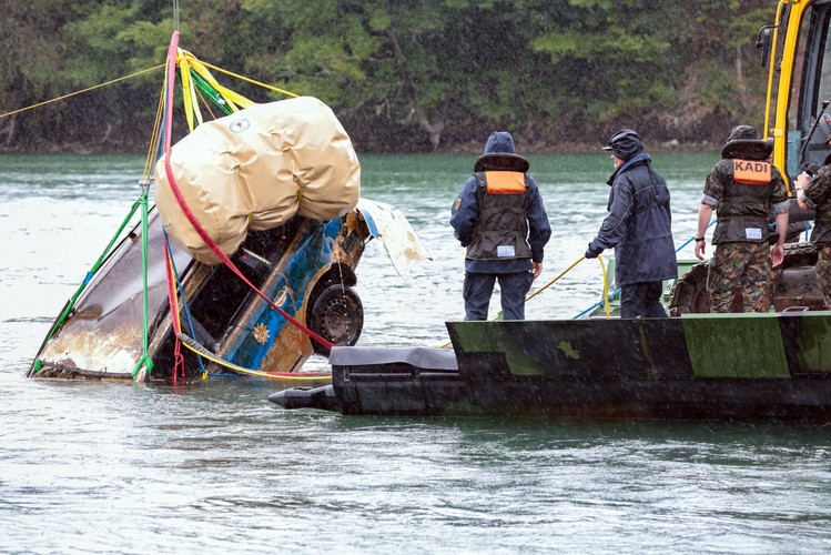 Radiowóz policji wyłowiony z rzeki