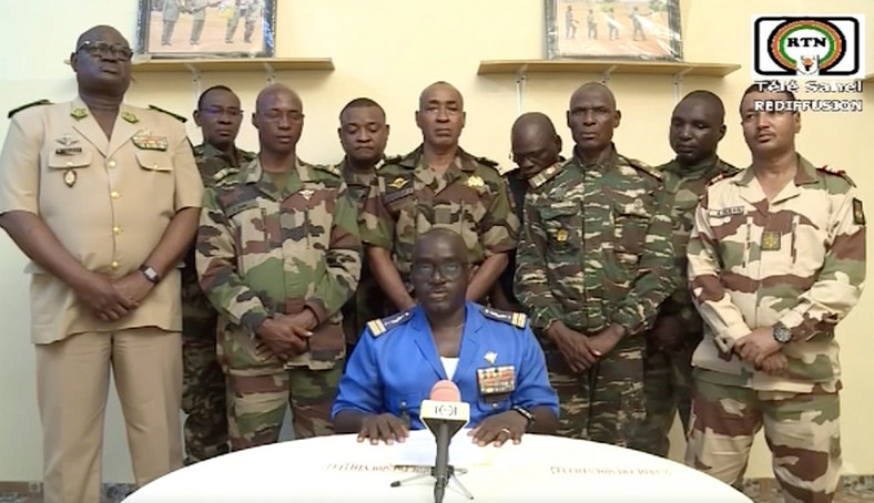 Żołnierze, którzy wystąpili w krajowej telewizji, aby ogłosić obalenie prezydenta Nigru Mohameda Bazouma, 27 lipca 2023 r.