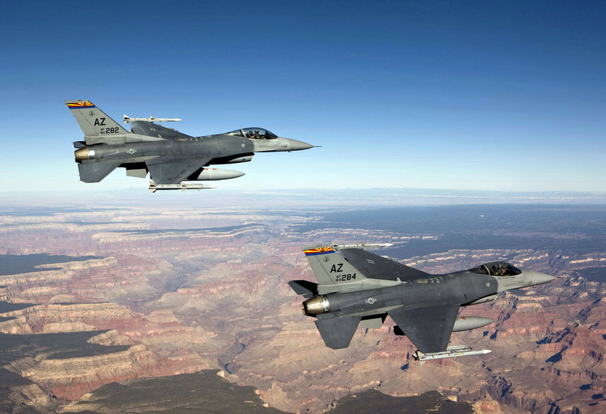 Samoloty F-16 w trakcie ćwiczeń nad Wielkim Kanionem będącym wizytówką stanu Arizona.