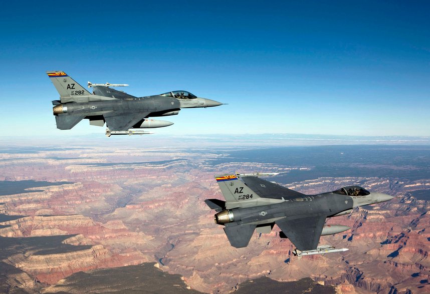 Samoloty F-16 w trakcie ćwiczeń nad Wielkim Kanionem będącym wizytówką stanu Arizona.