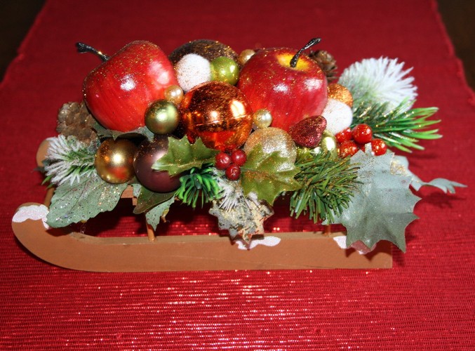 Świąteczny stroik na saneczkach. Autorka: Marta Jarosińska-Mańka