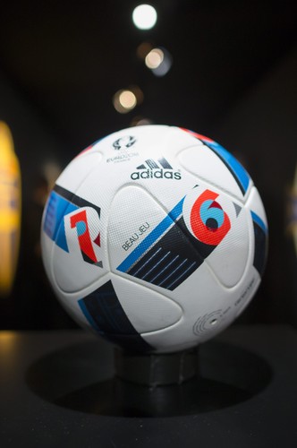 Oficjalna piłka mistrzostw Europy nazywa się 'Beau Jeu'