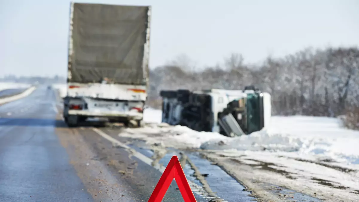 Wypadek drogowy w okresie zimowym