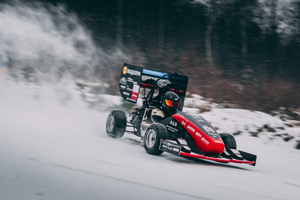 Bolid AGH Racing podczas zmagań na stoku narciarskim w Harbutowicach