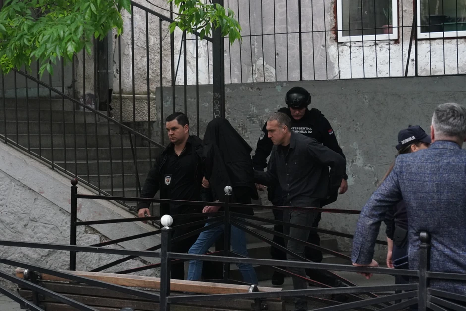 Dečak ubica nakon izlaska iz škole u pratnji policije 