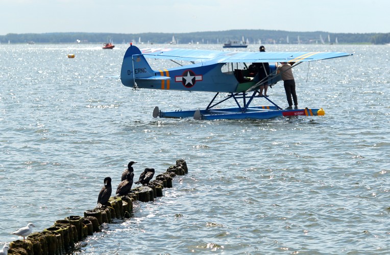 Hydroplan Piper PA-18 'Super Cub' podczas pokazów lotniczych Mazury Airshow 2015. <br><br> fot. (tw/cat) PAP/Tomasz Waszczuk