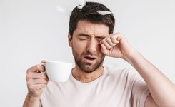 Dlaczego jesteśmy ciągle senni? Naukowcy znaleźli odpowiedź