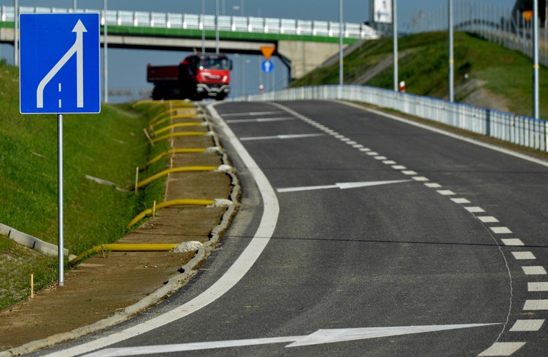 Na wybudowanym już odcinku S19 w związku z ukształtowaniem terenu potrzebne były też nasypy. Jeden z nich liczy ponad 20 metrów; jest jednym z największych w kraju.