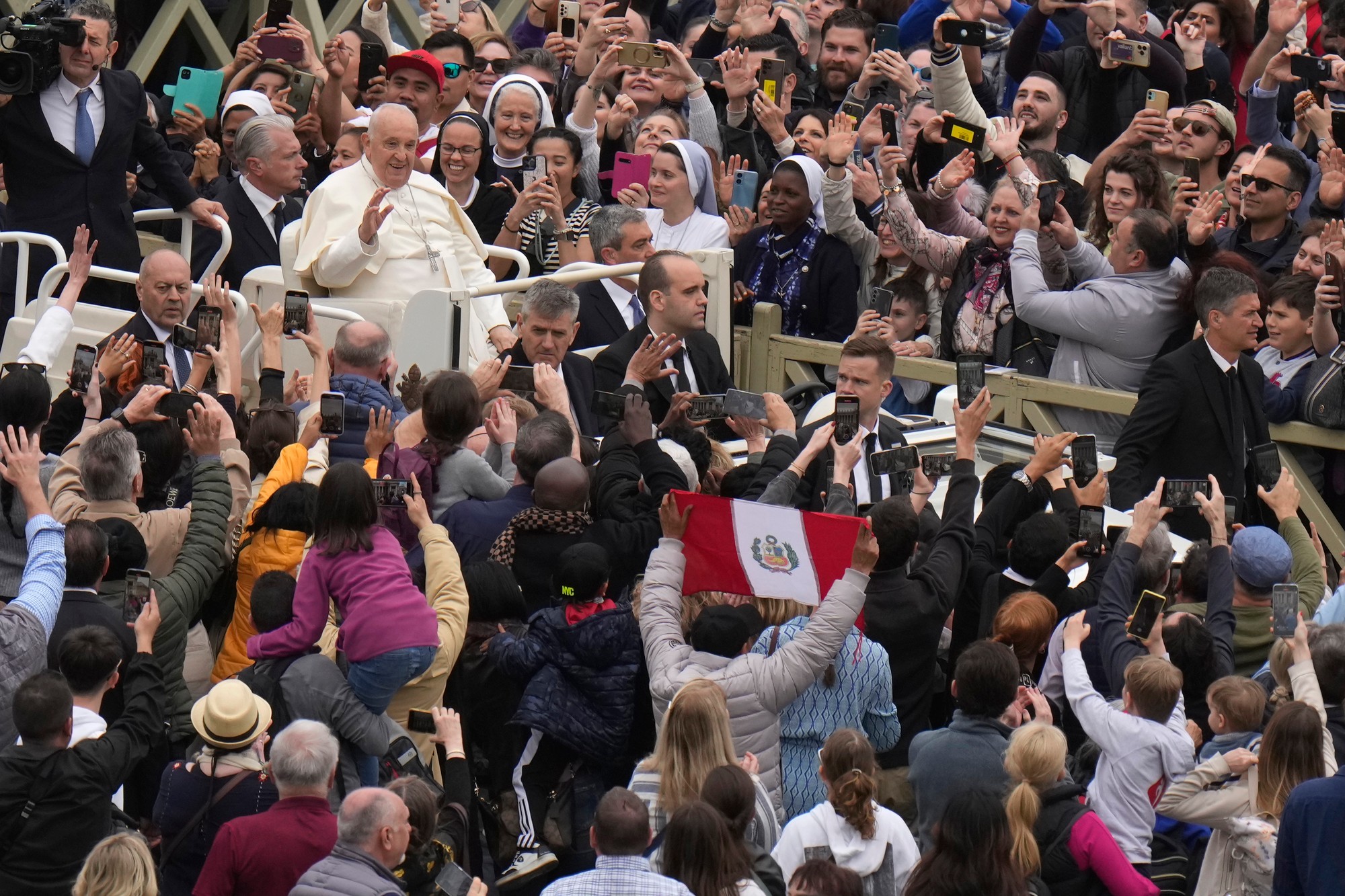 Pápež František na Veľkonočnú nedeľu slávil slávnostnú omšu na Námestí svätého Petra.