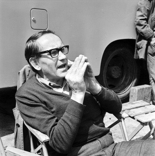 Na zdjęciu archiwalnym z 06.1971 r. pisarz i reżyser Tadeusz Konwicki na planie filmu 'Jak daleko stąd, jak blisko' w Łodzi