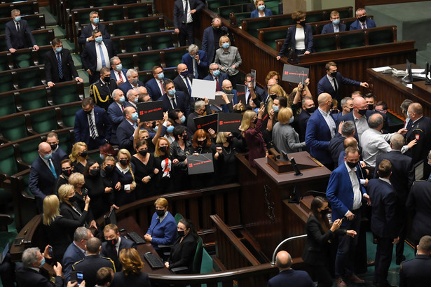 KO domaga się zwołania nadzwyczajnego posiedzenia Sejmu, by zająć się pomocą dla przedsiębiorców