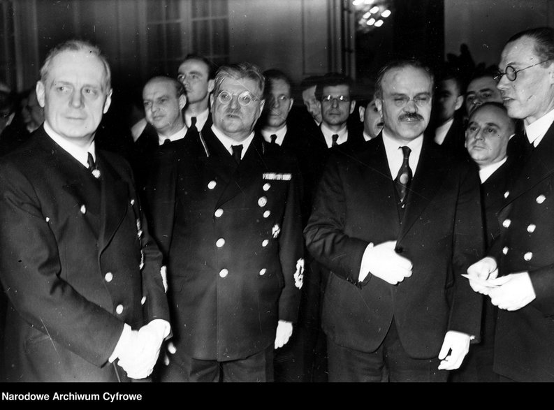 Przyjęcie w hotelu "Kaiserhof" na cześć komisarza ludowego Wiaczesława Mołotowa w 1940 r. Od lewej w pierwszym rzędzie: minister spraw zagranicznych Rzeszy Joachim von Ribbentrop, minister stanu Rzeszy Otto Meissner, komisarz ludowy Wiaczesław Mołotow, tłumacz-radca ambasady Hilger